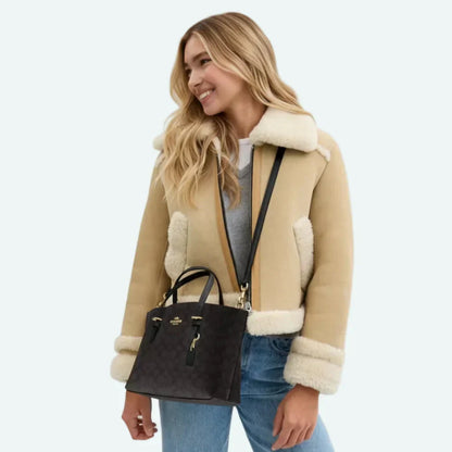 Die Mollie Tragetasche 25 aus Signature Canvas – Walnuss/Schwarz
